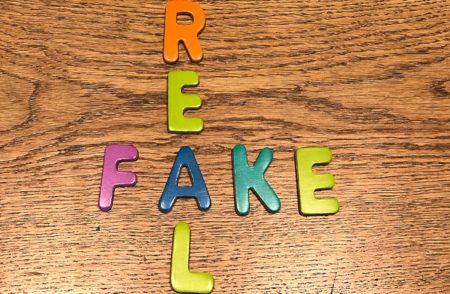 Falsi d’autore: come riconoscere immagini e testi generati dall’IA (e non farti più ingannare) Come capire se una foto o un testo sono stati creati da una IA