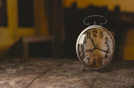Quanto tempo della tua vita hai già passato a scrollare i social? Il calcolatore che fa davvero paura Quanto tempo della tua vita hai già passato a scrollare i social Il calcolatore che fa davvero paura