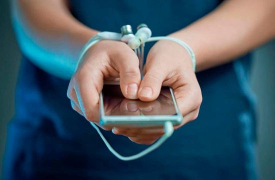 Nomofobia: cos’è e come si supera la paura di restare senza telefono Nomofobia come si supera la paura di restare senza telefono